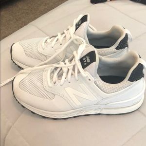 New balance white tennis shoes